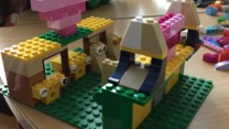 Børnegruppen leger med LEGO